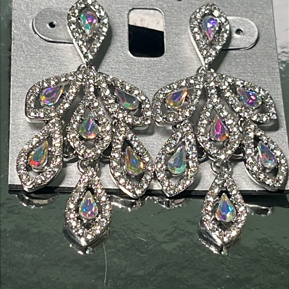 AB CRYSTAL CHANDELIER DROP EARRINGS INC INTERNATIONAL NEW ON CARD GORGEOUS!